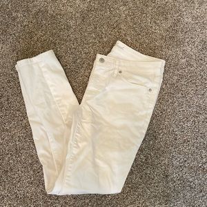 White denim pants